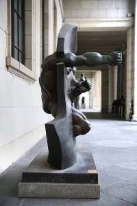 Эрнст Неизвестный. Памятник Проходящий сквозь стену. Бронза. Государственный музей изобразительных искусств им. А.С. Пушкина