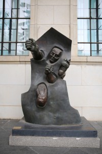 Эрнст Неизвестный. Памятник Проходящий сквозь стену. Бронза. Государственный музей изобразительных искусств им. А.С. Пушкина