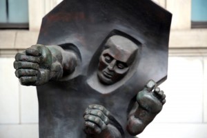 Эрнст Неизвестный. Памятник Проходящий сквозь стену. Бронза. Государственный музей изобразительных искусств им. А.С. Пушкина