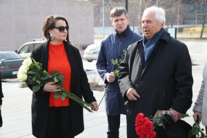 Екатеринбург. Возложение цветов к памятнику Б.Н. Ельцина