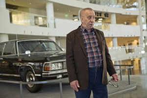 Личный водитель Бориса Ельцина Алексей Булгаков показывает свою "Чайку" 