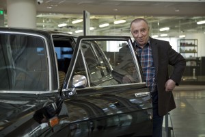 Личный водитель Бориса Ельцина Алексей Булгаков показывает свою "Чайку" 