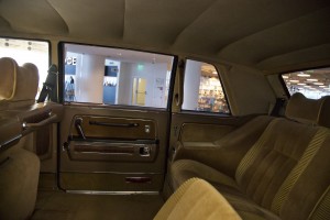 Личный водитель Бориса Ельцина Алексей Булгаков показывает свою "Чайку" 