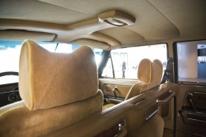 Личный водитель Бориса Ельцина Алексей Булгаков показывает свою "Чайку" 