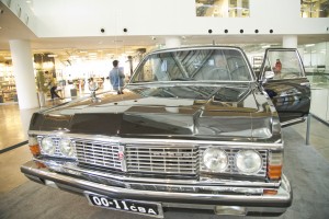 Личный водитель Бориса Ельцина Алексей Булгаков показывает свою "Чайку" 