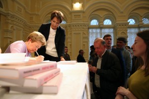 Презентация мемуаров Наины Ельциной «Личная жизнь» в ГУМе