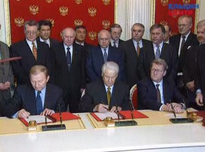 Президент Молдавии Петр Лучинский и президент Приднестровской республики Игорь Смирнов подписывают меморандум об основах нормализации отношений между Республикой Молдова и Приднестровской республикой в присутствии президентов РФ Бориса Ельцина и Украины Леонида Кучмы