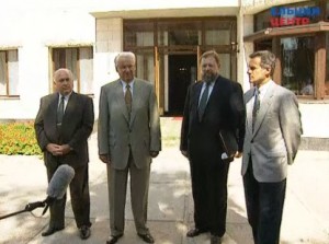 Президент РФ Б.Н. Ельцин отвечает на вопросы журналистов после встречи с председателем Правительства РФ В.С. Черномырдиным и председателем Центрального банка РФ С.К. Дубининым в санатории «Волжский утес»