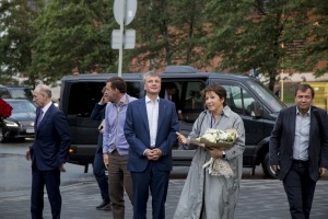 Евгений Куйвашев, Герман Греф, Татьяна Юмашева в Ельцин Центре. Возложение цветов