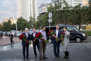Евгений Куйвашев, Герман Греф, Татьяна Юмашева в Ельцин Центре. Возложение цветов