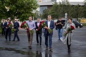 Евгений Куйвашев, Герман Греф, Татьяна Юмашева в Ельцин Центре. Возложение цветов