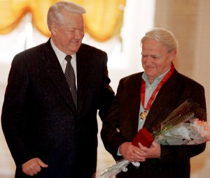 Борис Ельцин и писатель Даниил Гранин, награжденный орденом "За заслуги перед Отечеством" 3-й степени