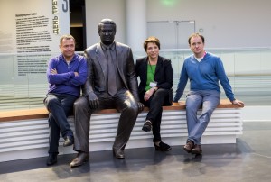 Валентин Юмашев, Татьяна Юмашева, Владимир Мединский у памятника Борису Ельцину