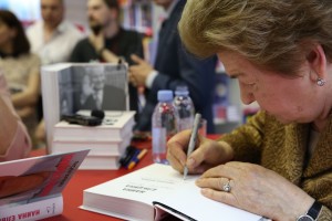 Презентация книги «Личная жизнь» Наины Ельциной в магазине «Москва»