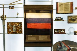  Самодельный флаг России. Витрина экспозиции «Подарки президенту». Свердловск. Август 1991 г.