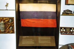  Самодельный флаг России. Витрина экспозиции «Подарки президенту». Свердловск. Август 1991 г.