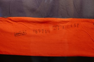  Самодельный флаг России. Витрина экспозиции «Подарки президенту». Свердловск. Август 1991 г.