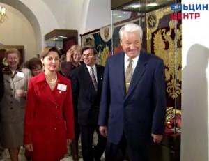 Президент РФ Б.Н. Ельцин во время посещения выставки «Российский герб – 500 лет» в Успенской звоннице Кремля
