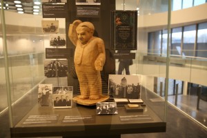 Экспозиция «Вне политики». Подарок-неваляшка