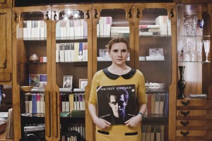 Экспозиция «Советская квартира начала 1990-х гг.». Пластинка Наутилуса Помпилиуса с фотографией Вячеслава Бутусова на обложке