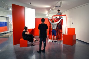 Монтаж выставки «Август 91-го. Люди на площади»