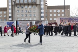 Возложение цветов к памятнику Б.Н. Ельцина в Екатеринбурге. День памяти первого президента России Бориса Ельцина