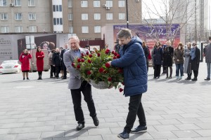 Возложение цветов к памятнику Б.Н. Ельцина в Екатеринбурге. День памяти первого президента России Бориса Ельцина