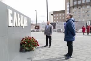 Возложение цветов к памятнику Б.Н. Ельцина в Екатеринбурге. День памяти первого президента России Бориса Ельцина