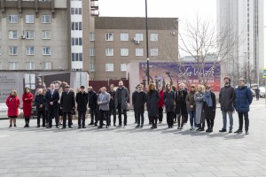 Возложение цветов к памятнику Б.Н. Ельцина в Екатеринбурге. День памяти первого президента России Бориса Ельцина