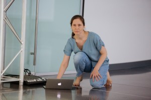 Танцевальный перформанс Екатерины Жариновой «Где-то там»