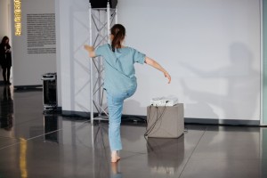 Танцевальный перформанс Екатерины Жариновой «Где-то там»