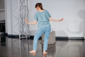 Танцевальный перформанс Екатерины Жариновой «Где-то там»