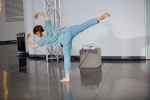 Танцевальный перформанс Екатерины Жариновой «Где-то там»