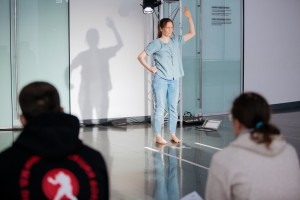 Танцевальный перформанс Екатерины Жариновой «Где-то там»