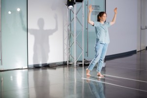 Танцевальный перформанс Екатерины Жариновой «Где-то там»