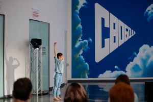 Танцевальный перформанс Екатерины Жариновой «Где-то там»