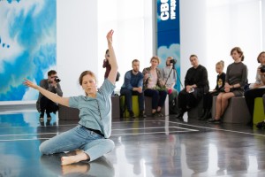 Танцевальный перформанс Екатерины Жариновой «Где-то там»