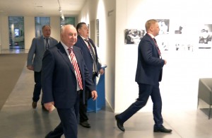 Генеральный директор авиакомпании "Уральские авиалинии" Юрий Скуратов, директор департамента металлургии и материалов Минпромторга РФ Павел Серватинский