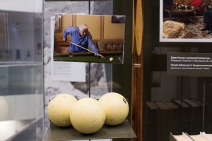 Бильярдные кии. Зал «Вне политики». Экспозиция Музея Б.Н. Ельцина