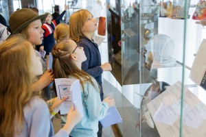 Музей. Постановочные фото детей. Л.Кабалинова