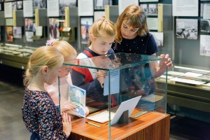 Музей. Постановочные фото детей. Л.Кабалинова