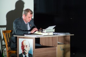 Спектакль «Лишний» по рассказу Сергея Довлатова. Театральная платформа «В Центре» 