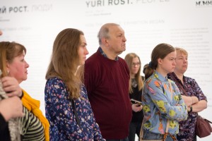 Экскурсия по выставке «Юрий Рост. Люди» для глухих и слабослышащих посетителей  на жестовом языке