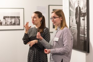 Экскурсия по выставке «Юрий Рост. Люди» для глухих и слабослышащих посетителей  на жестовом языке
