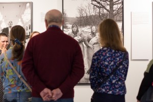 Экскурсия по выставке «Юрий Рост. Люди» для глухих и слабослышащих посетителей  на жестовом языке