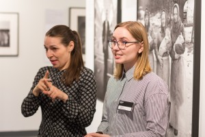 Экскурсия по выставке «Юрий Рост. Люди» для глухих и слабослышащих посетителей  на жестовом языке