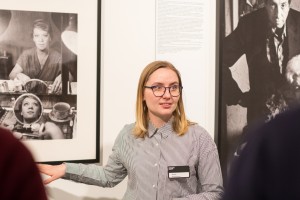 Экскурсия по выставке «Юрий Рост. Люди» для глухих и слабослышащих посетителей  на жестовом языке