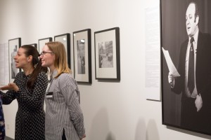 Экскурсия по выставке «Юрий Рост. Люди» для глухих и слабослышащих посетителей  на жестовом языке