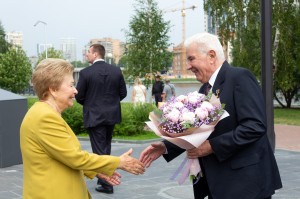 Наина Ельцина открыла именную скамейку на набережной Исети