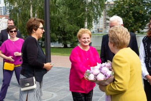 Наина Ельцина открыла именную скамейку на набережной Исети